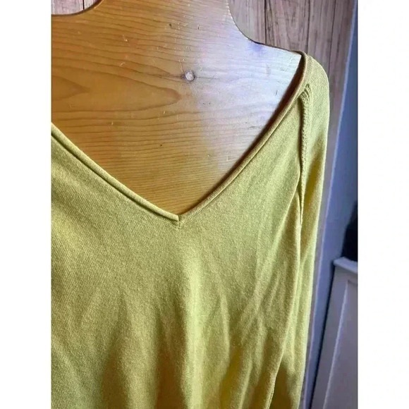 Cabi V-Neck Lightweight Fitted Mustard Yellow Knit Sweater Women's Size M - Picture 3 of 9